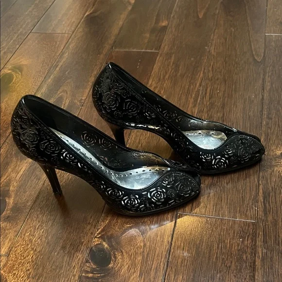 BCBGirls Black Laser-cut Rose Pattern Heels size 6 - Picture 4 of 9